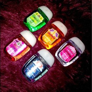 RHTF 5 PACK ASSORTED CHRISTMAS  BATH AND BODY WORKS POCKETBACS SANITIZERS
